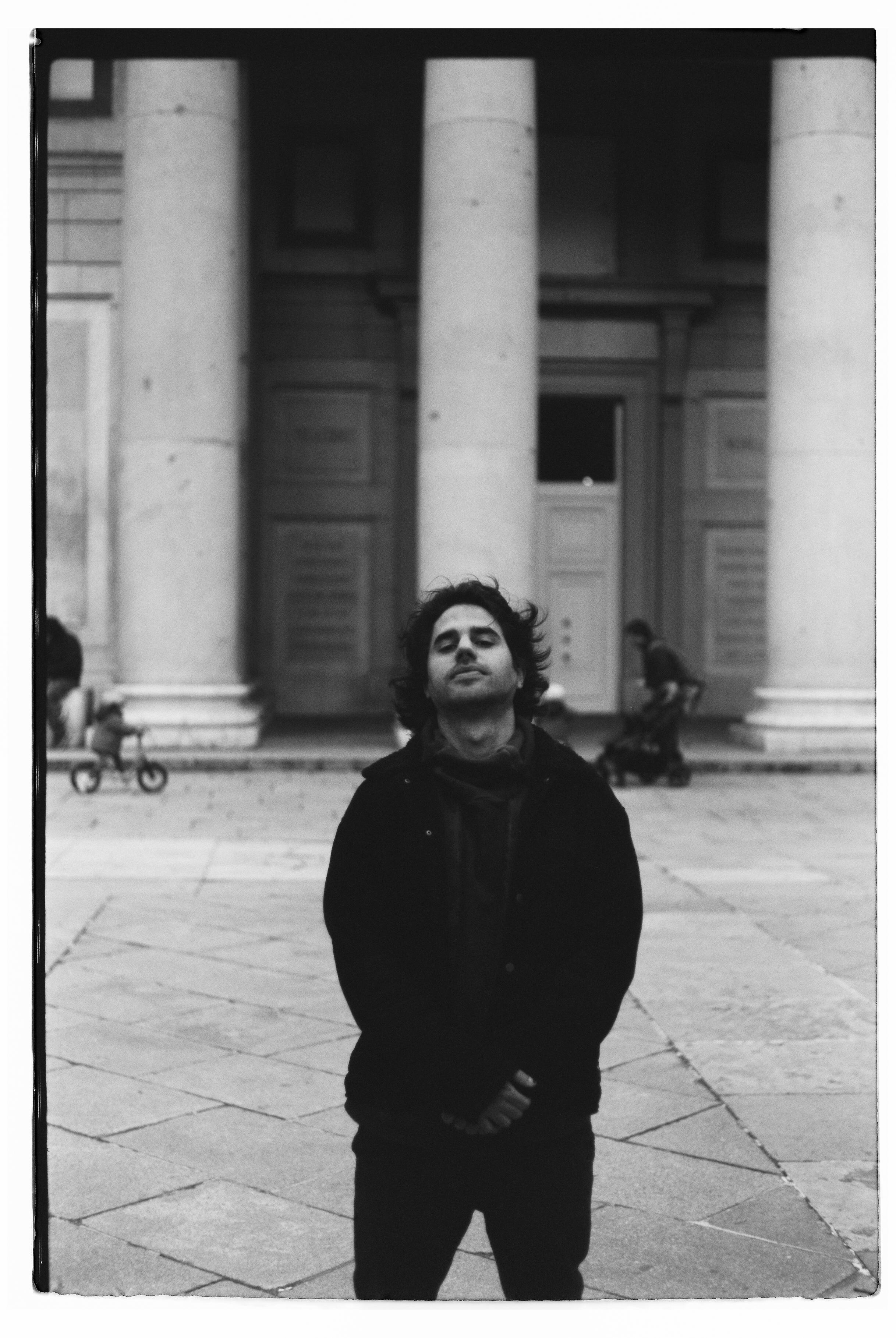 Juan Carlos Sainz frente a columnas del museo